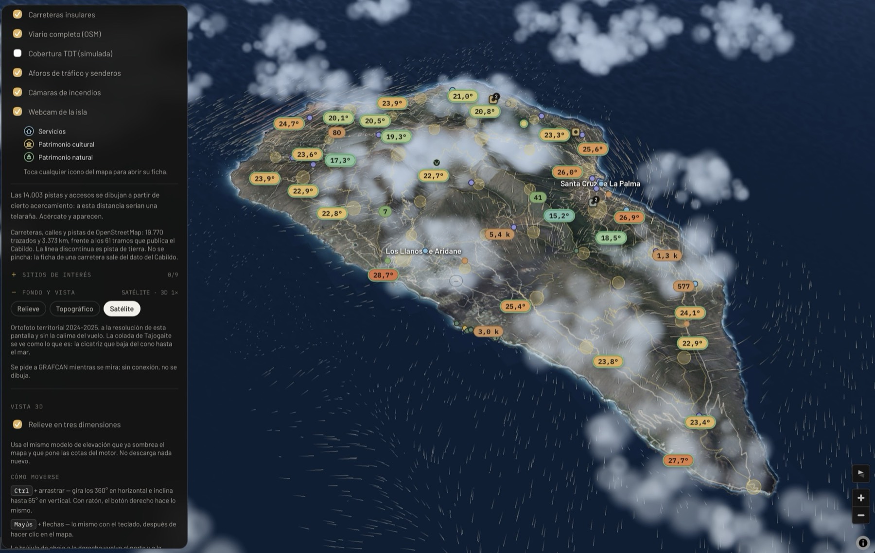 La isla en vista tridimensional sobre la ortofoto territorial, con nubes en volumen alrededor y las pastillas de temperatura repartidas. El panel lateral muestra las capas encendidas: carreteras insulares, viario completo de OpenStreetMap, cobertura TDT, aforos de tráfico y senderos, cámaras de incendios y webcam de la isla.
