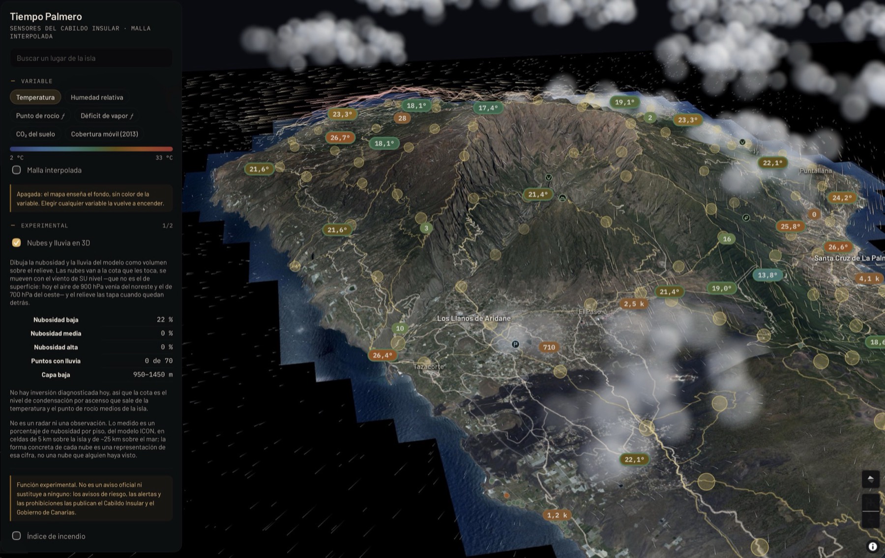 La isla vista casi a ras de horizonte, con nubes en volumen a la cota que les corresponde y cortinas de lluvia cayendo sobre la vertiente. El panel lateral explica la capa experimental de nubes y lluvia en 3D y advierte de que no es un radar ni una observación, sino un porcentaje de nubosidad por piso del modelo global.